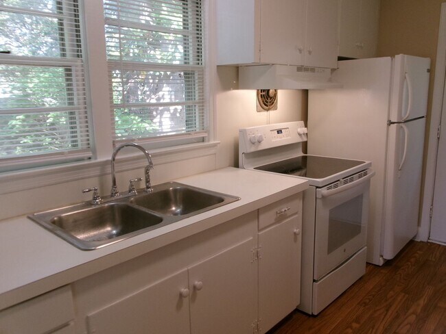 Building Photo - 3 bedroom, 1 bath home conveniently locate...