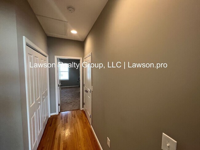 Building Photo - Luxurious Colonial Green Townhome with Garage