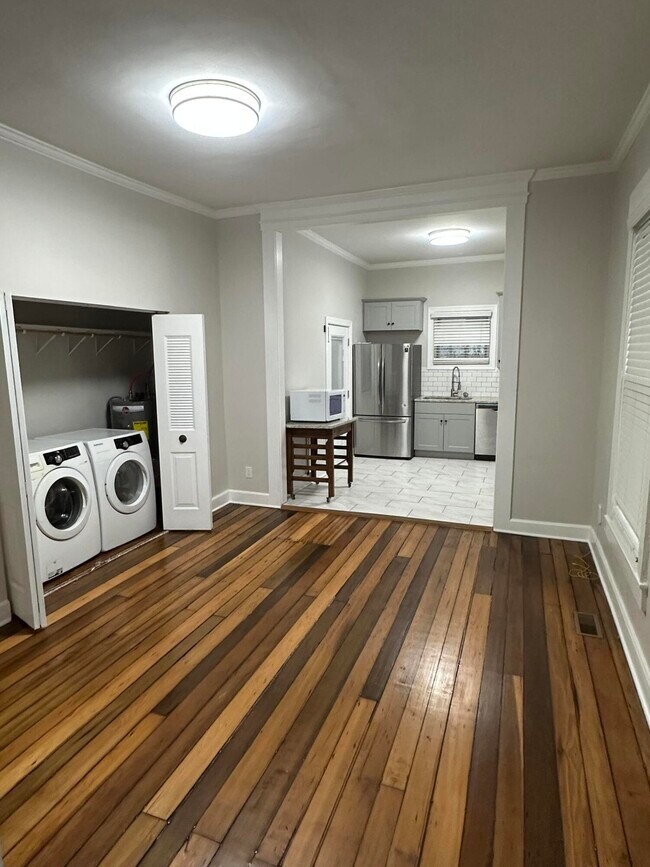 Building Photo - 313 Capital Ave