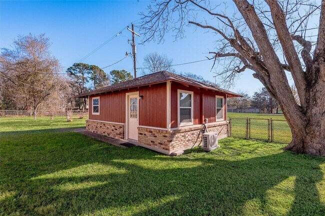Building Photo - 2201 Badger Ln