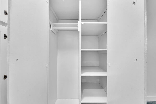 Building Photo - 925 W 30th St