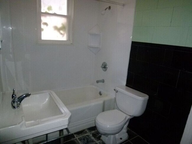 Building Photo - 2 Bedroom Home with Fenced Yard