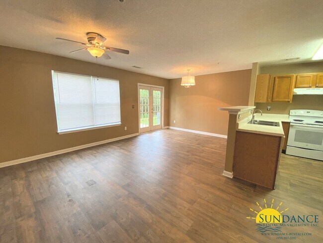 Building Photo - Beautiful 3 Bedroom Townhouse in Crestview!