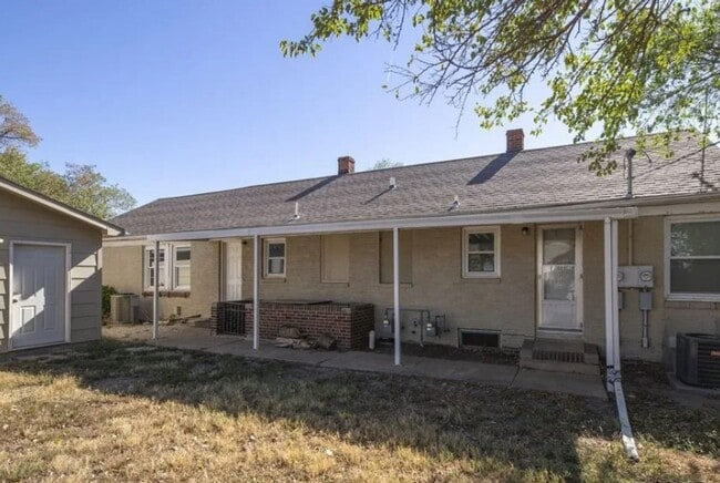 Building Photo - Adorable One Bedroom