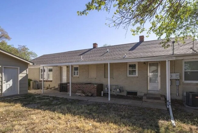 Building Photo - Spacious Townhome in Southeast Wichita