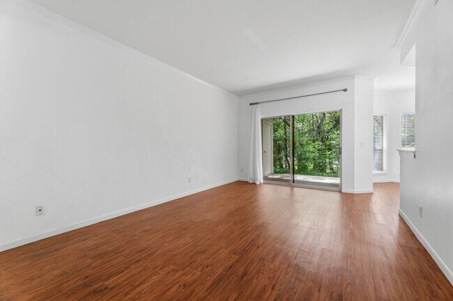 Building Photo - Amazing 1 bedroom, 1 bathroom Condo in Montevista!