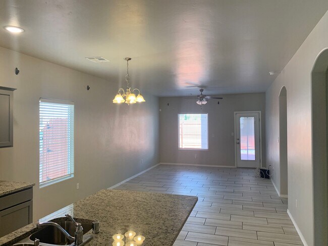 Building Photo - Newer Home in  Metro Park Village