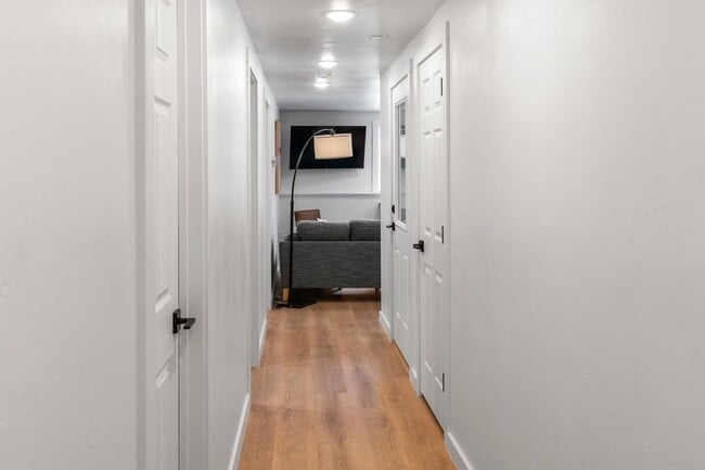 Building Photo - Stylish & Turnkey Furnished 2-BR Daylight ...