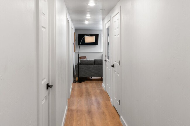 Building Photo - Stylish & Turnkey Furnished 2-BR Daylight Basement Apartment – Utilities + Wi-Fi Included