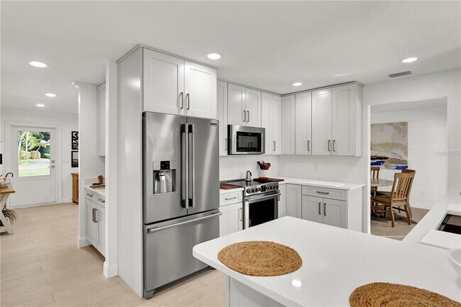 Building Photo - 1945 Anglers Cove