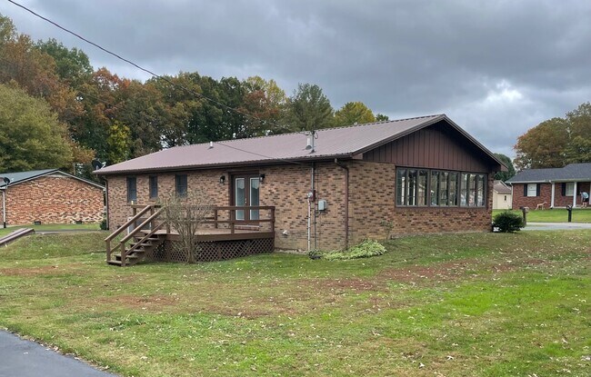 Building Photo - 10 Holland Ct