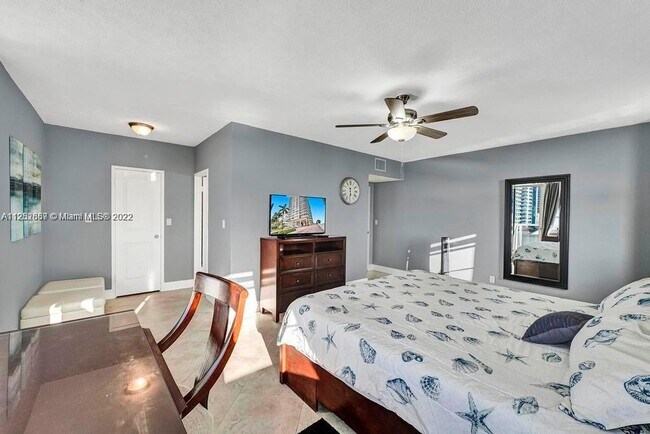 Building Photo - 3725 S Ocean Dr