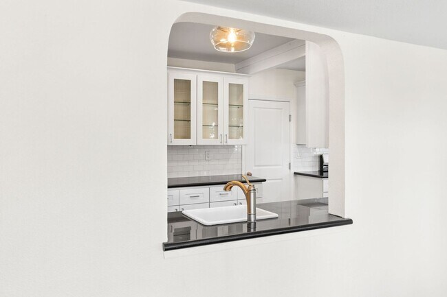 Building Photo - Charming & Spacious Single Family Home