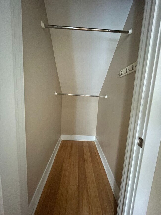 Building Photo - 933 E Front St