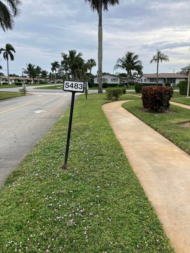 Building Photo - 5483 Cresthaven Blvd