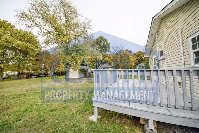 Building Photo - Super cute and cozy 2 bedroom home!
