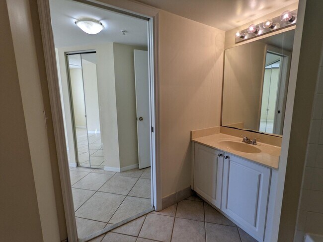 Building Photo - 1000 Crestwood Ct S