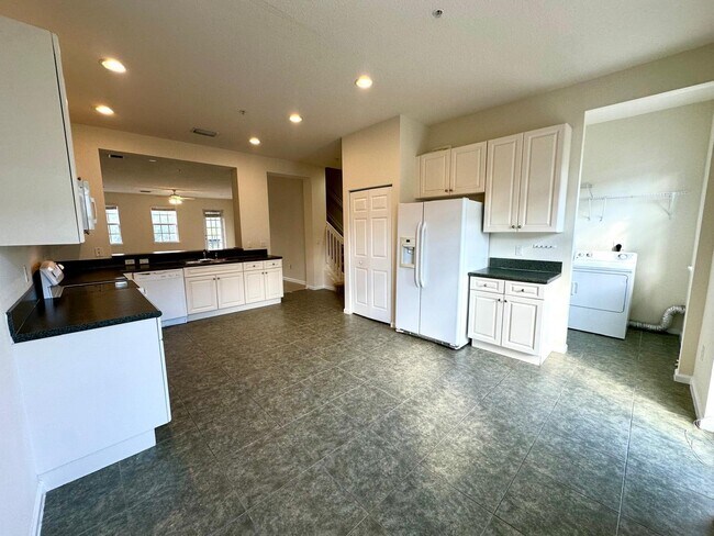 Building Photo - 425 Greenwich Cir