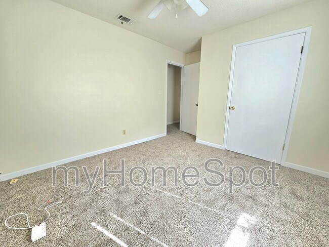 Building Photo - 3230 Palmdale Ave