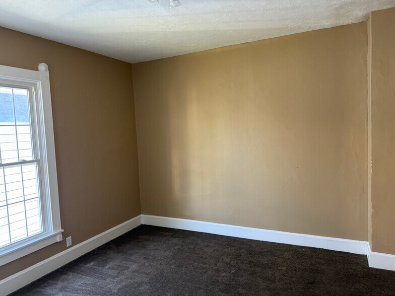 Building Photo - 415 S 13th St