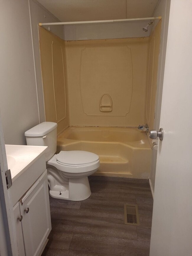 Building Photo - 3 Bedroom 2 Bathroom with a partially fenc...