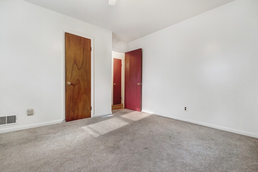 Building Photo - 5013 Quebec St