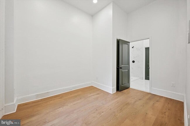 Building Photo - 1637 W Girard Ave