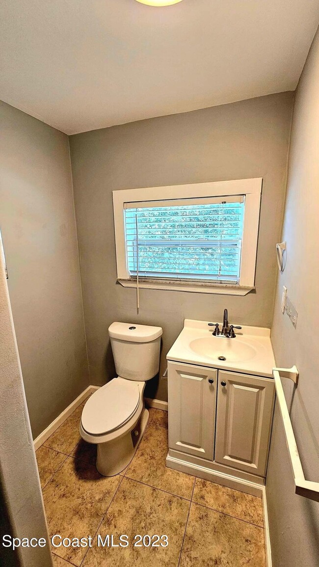 Building Photo - 802 Forrest Ave