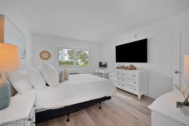 Building Photo - 1950 Gulf Shore Blvd N