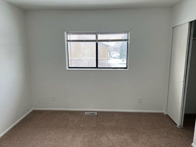 Building Photo - Beautifully updated townhouse, air conditi...