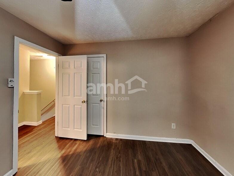 Building Photo - 2376 Rimmele Dr