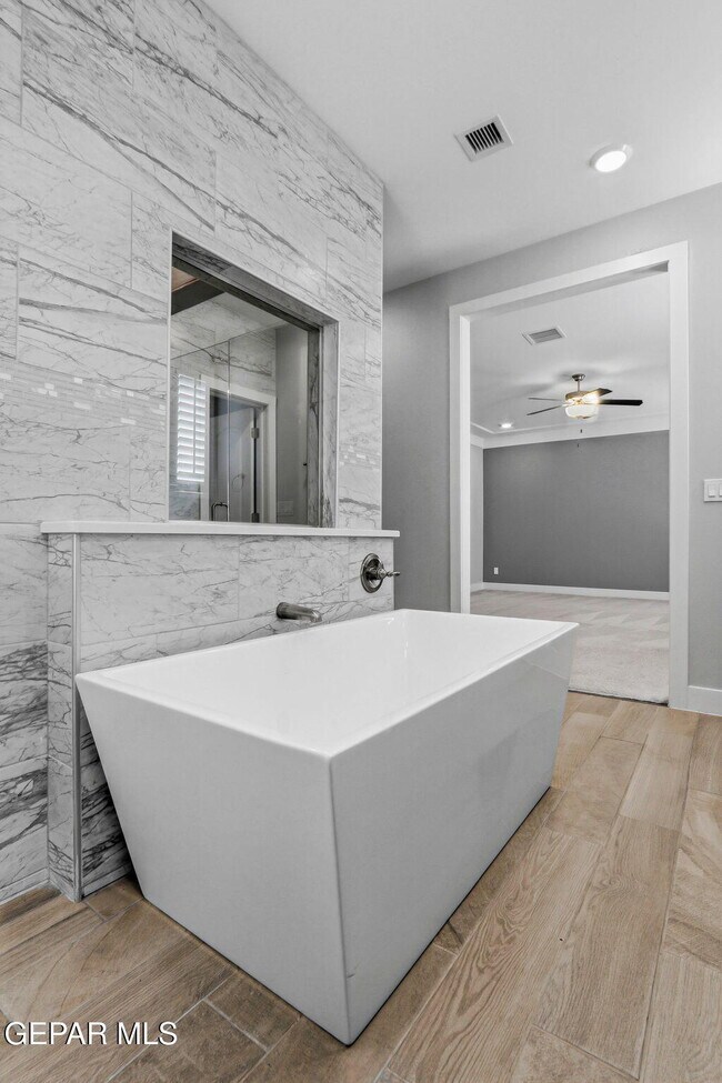 Building Photo - 13580 Lawkland St