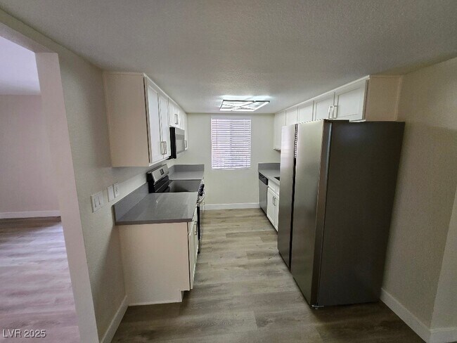 Building Photo - 5260 River Glen Dr