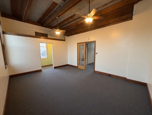 Building Photo - 302 S Mayne St