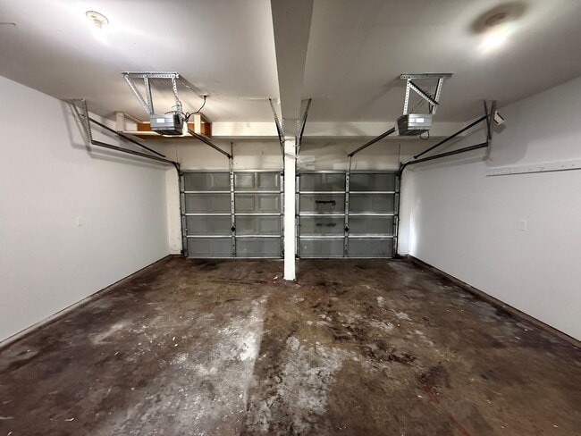 Building Photo - 4 Bed 3 Bath Gated Townhome Near Maplewood Golf