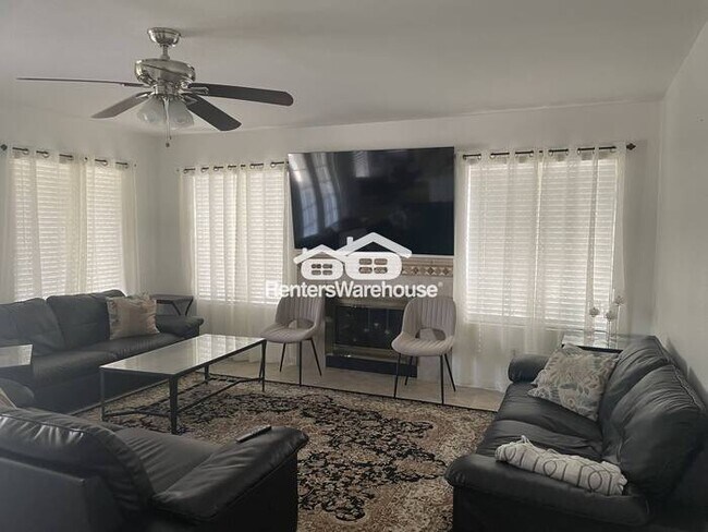 Building Photo - Hillcrest Beauty 4bed 3bath P00L Grass Bac...