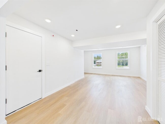 Building Photo - 10 W Railroad Ave