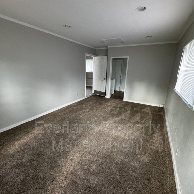 Building Photo - 4030 N Catherwood Ave