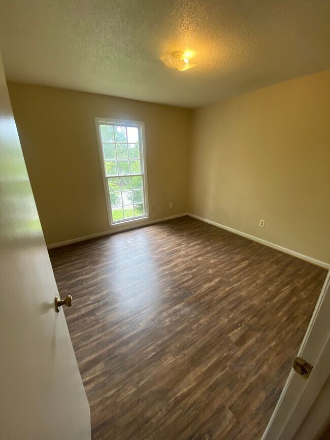 Building Photo - **AVAILABLE NOW**3 Bedroom / 2 Bathroom Ho...