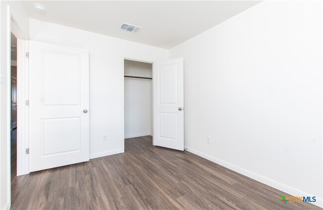 Building Photo - 5901 Betty Lou Dr