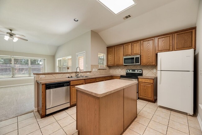Building Photo - Spacious 4-Bedroom Gem with 2 Full Baths in McKinney - Your New 2025 Sq Ft Sanctuary!