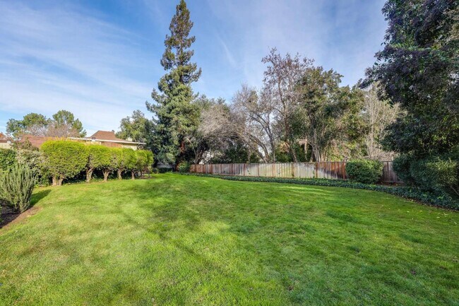 Building Photo - 1070 Mercedes Ave