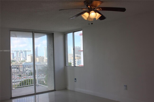 Building Photo - 800 N Miami Ave