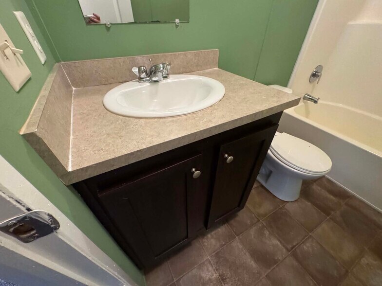 Building Photo - 48581 Pineview Dr
