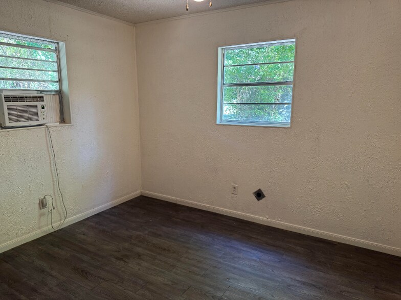 Building Photo - 10021 Northview Dr