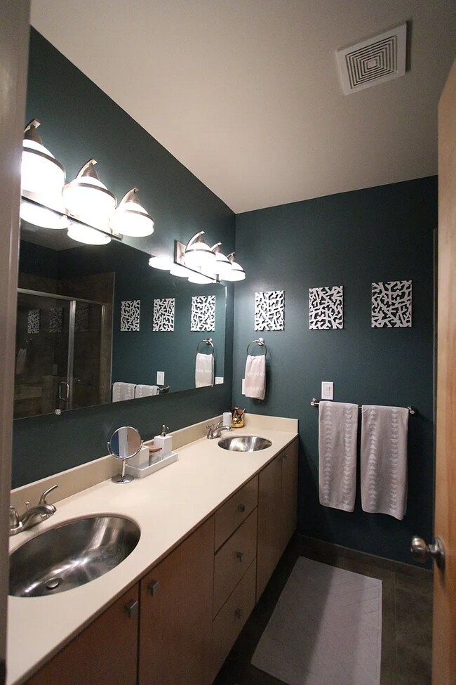 Building Photo - "Charming 2-Bed, 3-Bath Urban Retreat with 1,458 Sq Ft in Vibrant Denver!"