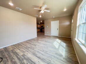 Building Photo - Cozy 3 Bedroom Home