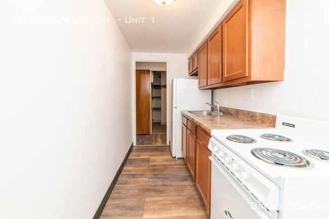 Building Photo - 1690 Parkline Dr