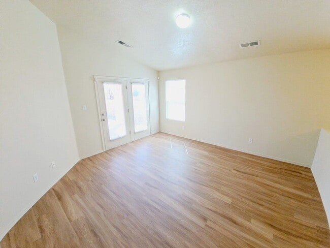 Building Photo - Gorgeous 4-bedroom, 2-bath home featuring ...