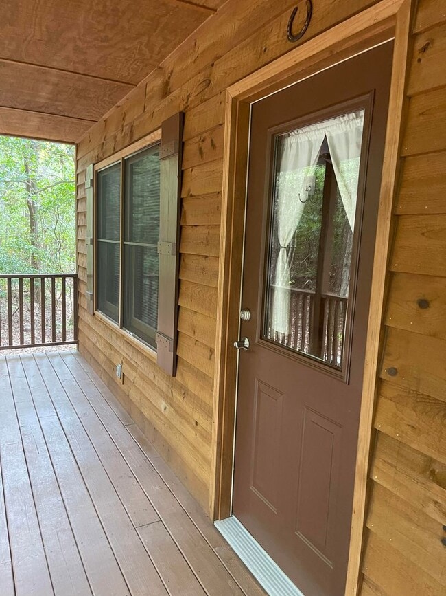 Building Photo - Charming Cabin